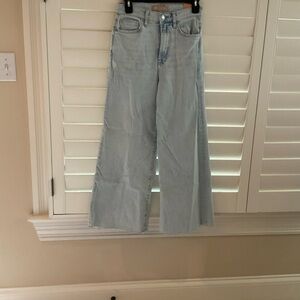 7 For All Mankind ultra high rise crop light wash jean. NWT. Size 26.